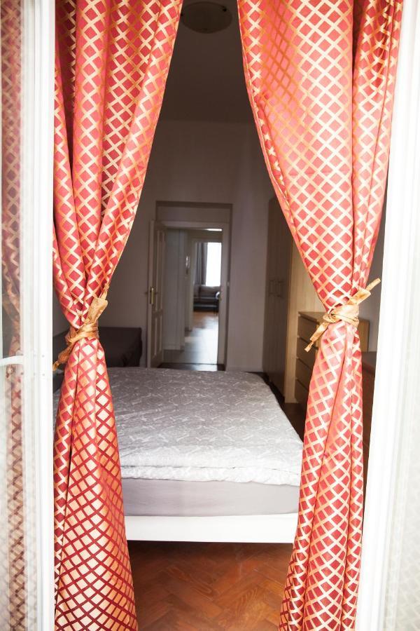 2B Pechackova Family Apartment With Balcony By The River Praga Exterior foto
