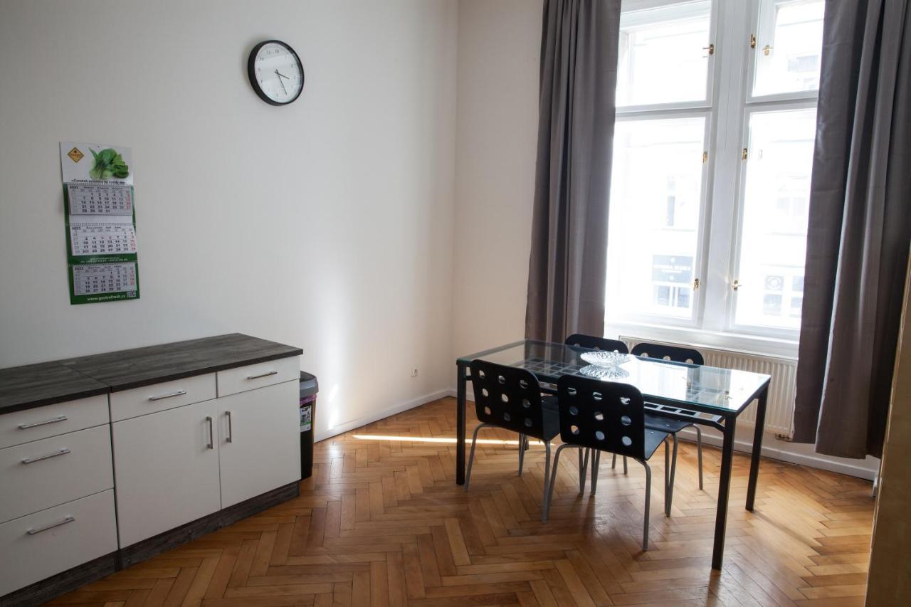2B Pechackova Family Apartment With Balcony By The River Praga Exterior foto