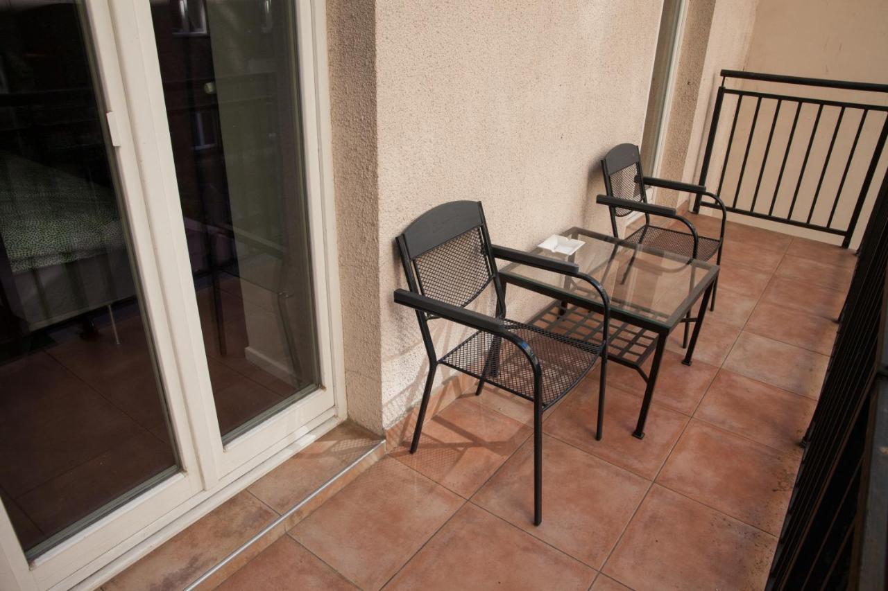 2B Pechackova Family Apartment With Balcony By The River Praga Exterior foto